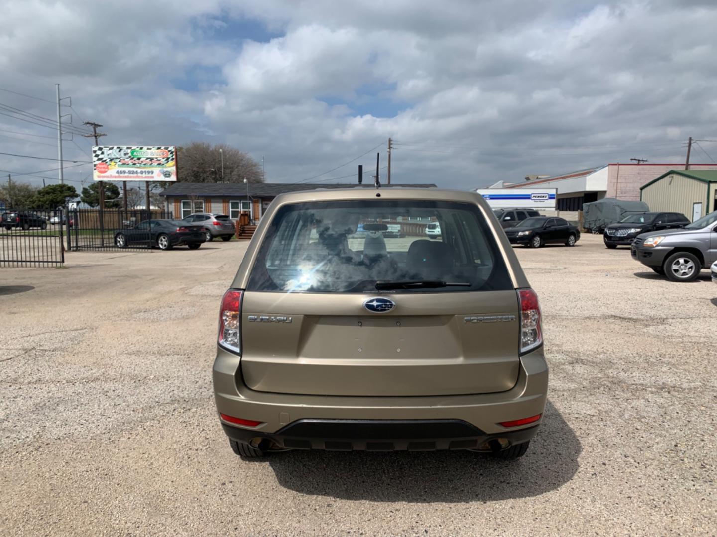 2009 Gold /Black Subaru Forester (JF2SH61649H) with an 2.5L FI SOHC 150 CID engine, AUTOMATIC transmission, located at 1830 North Belt Line Road, Irving, TX, 75061, (469) 524-0199, 32.834373, -96.993584 - Photo#4